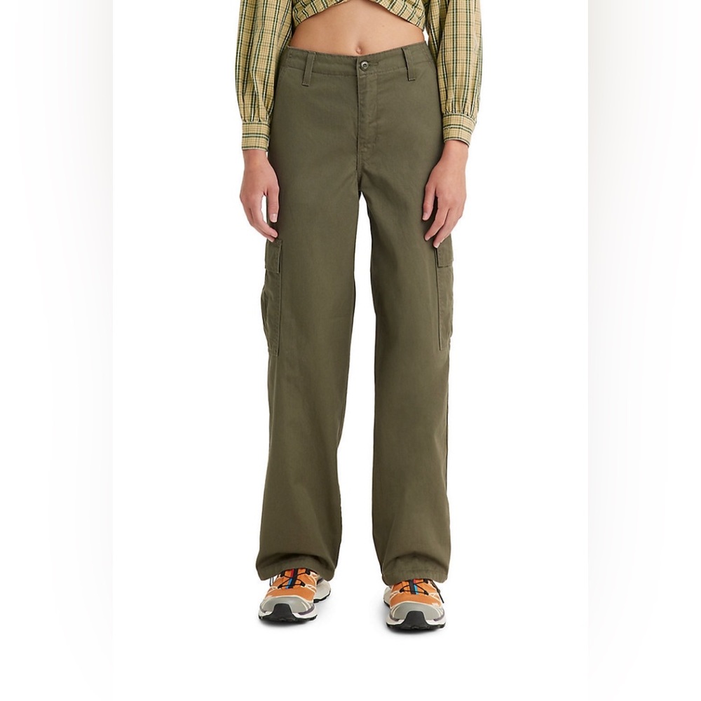 New pair of Levi’s baggy 94 Cargo Pants size 28. These are truly amazing!